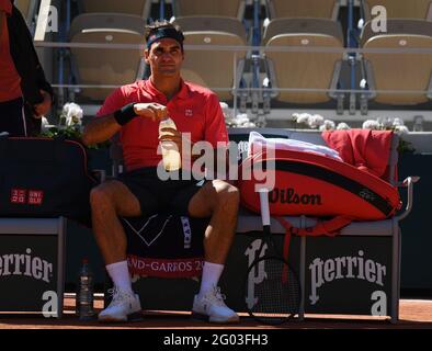 Parigi, fra. 31 maggio 2021. Parigi, Roland Garros, francese aperto giorno 2 31/05/2021 è tornato! Roger Federer (sui) torna in azione a Roland Garros. Ha vinto il suo unico titolo Open francese qui in 2009 Credit: Roger Parker/Alamy Live News Foto Stock