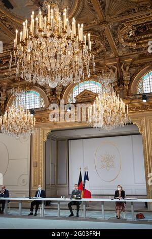 Jean-Michel Blanquer, ministre de l'Education nationale et de la jeunesse et des sports, Jean-Yves le Drian, ministre de l'Europe et des Affaires etrangeres, le president de la Republique française, Emmanuel Macron, Barbara Pompili, ministre de la Transition ecologique lors du conseil des ministeres franco-Allemands en visioconference au palais de l'Elysee à Paris, France, le 31 mai 2021. Il presidente francese e i membri del gabinetto partecipano alla 22a videoconferenza del Consiglio ministeriale tedesco-francese presso il palazzo presidenziale Elysee a Parigi, in Francia, il 31 maggio 2021. Foto di Cyril Moreau/po Foto Stock