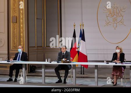 Jean-Yves le Drian, ministre de l'Europe et des Affaires etrangeres, le president de la Republique française, Emmanuel Macron, Barbara Pompili, ministre de la Transition ecologique lors du conseil des minutres franco-Allemands en visioconference au palais de l'Elysee à Paris, Francia, le 31 mai 2021. Il presidente francese e i membri del gabinetto partecipano alla 22a videoconferenza del Consiglio ministeriale tedesco-francese presso il palazzo presidenziale Elysee a Parigi, in Francia, il 31 maggio 2021. Foto di Cyril Moreau/piscina/ABACAPRESS.COM Foto Stock