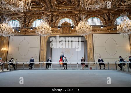 Florence Parly, ministere des Armees, Jean-Michel Blanquer, ministre de l'Education nationale et de la jeunesse et des sports, Jean-Yves le Drian, ministre de l'Europe et des Affaires etrangeres, le president de la Republique française, Emmanuel Macron, Barbara Pompili, ministre de la Transition ecologique, Bruno le mestre, miniie de l'ére, Gerald Darmanin, ministre de l'Interieur et Eric Dufond-Moretti, ministre de la Justice, garde des Sceaux lors du conseil des ministeres franco-Allemands en visioconference au palais de l'Elysee à Paris, France, le 31 mai 2021. Presidente francese e mem Foto Stock