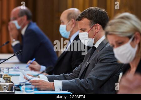 Jean-Michel Blanquer, ministre de l'Education nationale et de la jeunesse et des sports, Jean-Yves le Drian, ministre de l'Europe et des Affaires etrangeres, le president de la Republique française, Emmanuel Macron, Barbara Pompili, ministre de la Transition ecologique, Bruno le Maire, ministre de l'Economie lors du conseil des Ministres franco-Allemands en visioconference au palais de l'Elysee à Paris, France, le 31 mai 2021. Il presidente francese e i membri del gabinetto partecipano alla XXII videoconferenza del Consiglio ministeriale tedesco-francese presso il palazzo presidenziale Elysee a Parigi, Francia, o Foto Stock