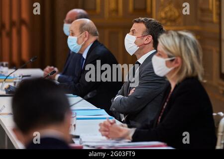 Jean-Michel Blanquer, ministre de l'Education nationale et de la jeunesse et des sports, Jean-Yves le Drian, ministre de l'Europe et des Affaires etrangeres, le president de la Republique française, Emmanuel Macron, Barbara Pompili, ministre de la Transition ecologique lors du conseil des ministeres franco-Allemands en visioconference au palais de l'Elysee à Paris, France, le 31 mai 2021. Il presidente francese e i membri del gabinetto partecipano alla 22a videoconferenza del Consiglio ministeriale tedesco-francese presso il palazzo presidenziale Elysee a Parigi, in Francia, il 31 maggio 2021. Foto di Cyril Moreau/po Foto Stock