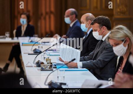 Florence Parly, ministere des Armees, Jean-Michel Blanquer, ministre de l'Education nationale et de la jeunesse et des sports, Jean-Yves le Drian, ministre de l'Europe et des Affaires etrangeres, le president de la Republique française, Emmanuel Macron, Barbara Pompili, ministre de la Transition ecologique lors du conseil des ministeres franco-Allemands en visioconference au palais de l'Elysee à Paris, France, le 31 mai 2021. Il presidente francese e i membri del gabinetto partecipano alla XXII videoconferenza del Consiglio ministeriale tedesco-francese presso il palazzo presidenziale Elysee a Parigi, Francia, a. Foto Stock