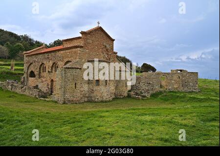 Chiesa di Kepi i Rodonit, nel nord-ovest dell'Albania, in una giornata nuvolosa Foto Stock