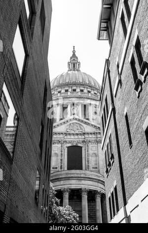Duomo di San Paolo, vista attraverso gli edifici dei vicoli. Foto Stock
