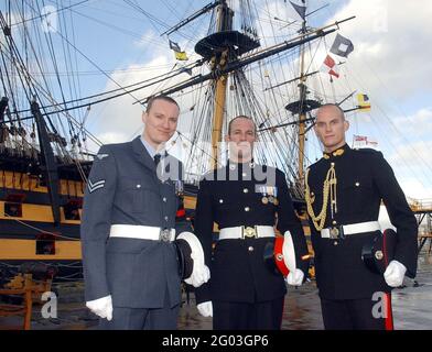 DISCENDENTI DI NELSON ALLA VITTORIA DI HMS NEL 200ESIMO ANNIVERSARIO DI TRAFALGAR 200ESIMO ANNIVERSARIO DI TRAFALGAR, DA SINISTRA A DESTRA, I FRATELLI CORPORALE ARRON NELSON 33, ROYAL MARINE CRAIG NELSON (30) E L'INGEGNERE DELL'ESERCITO BRETT NELSON (23) , TUTTI NELSONS DI SESTA GENERAZIONE PIC MIKE WALKER, 2005 Foto Stock