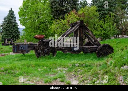 Replica di un'antica catapulta in legno situata nella fortezza di Krakra, vicino a Pernik, Bulgaria. Foto Stock