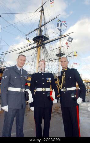 DISCENDENTI DI NELSON ALLA VITTORIA DI HMS NEL 200ESIMO ANNIVERSARIO DI TRAFALGAR 200ESIMO ANNIVERSARIO DI TRAFALGAR, DA SINISTRA A DESTRA, I FRATELLI CORPORALE ARRON NELSON 33, ROYAL MARINE CRAIG NELSON (30) E L'INGEGNERE DELL'ESERCITO BRETT NELSON (23) , TUTTI NELSONS DI SESTA GENERAZIONE PIC MIKE WALKER, 2005 Foto Stock