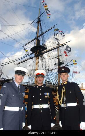 DISCENDENTI DI NELSON ALLA VITTORIA DI HMS NEL 200ESIMO ANNIVERSARIO DI TRAFALGAR 200ESIMO ANNIVERSARIO DI TRAFALGAR, DA SINISTRA A DESTRA, I FRATELLI CORPORALE ARRON NELSON 33, ROYAL MARINE CRAIG NELSON (30) E L'INGEGNERE DELL'ESERCITO BRETT NELSON (23) , TUTTI NELSONS DI SESTA GENERAZIONE PIC MIKE WALKER, 2005 Foto Stock