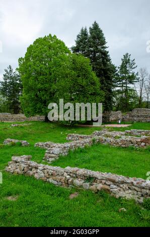 Resti della fortezza medievale di Krakra vicino a Pernik, Bulgaria, UE. Foto Stock