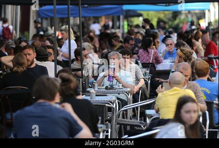 Londra, Inghilterra, Regno Unito. 31 maggio 2021. La gente ha riempito le strade di Soho Londra come il Regno Unito ha avuto il suo giorno più caldo dell'anno finora sulle feste bancarie Lunedi, Credit: Tayfun Salci/ZUMA Wire/Alamy Live News Foto Stock