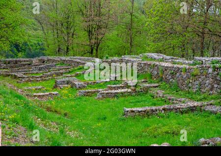 Resti della fortezza medievale di Krakra vicino a Pernik, Bulgaria, UE. Foto Stock