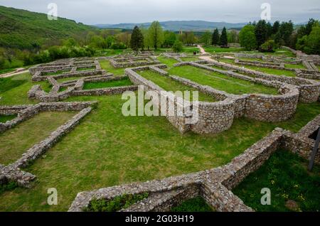 Resti della fortezza medievale di Krakra vicino a Pernik, Bulgaria, UE. Foto Stock