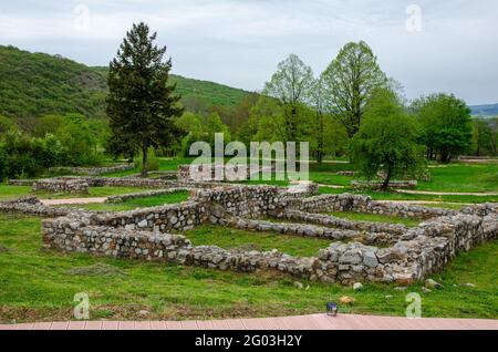 Resti della fortezza medievale di Krakra vicino a Pernik, Bulgaria, UE. Foto Stock