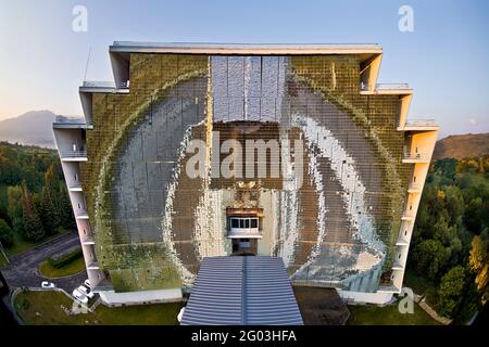 FRANCIA, PIRENEI ORIENTALI - 66 - GRANDE FORNO SOLARE DI ODEILLO VICINO FONT ROMEU, A CERDAGNE.QUESTA INSTALLAZIONE EVOCA LE GRANDI INFRASTRUTTURE SOLARI Foto Stock