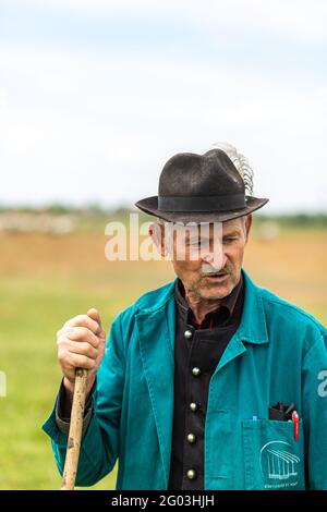 Ritratto di un tradizionale pastore di bestiame grigio che pastora da campagna Ungheria Foto Stock