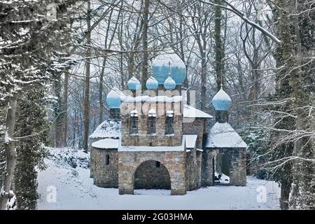 FRANCIA, YVELINES - 78 - CHIESA DELLO SKIT SAINT ESPRIT (VICINO AL VILLAGGIO DI MESNIL SAINT DENIS). QUESTA CHIESA ORTODOSSA NEL MEZZO DELLA FORESTA EVOK Foto Stock