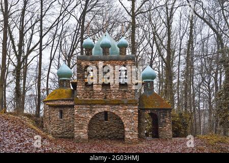 FRANCIA, YVELINES - 78 - CHIESA DELLO SKIT SAINT ESPRIT (VICINO AL VILLAGGIO DI MESNIL SAINT DENIS). QUESTA CHIESA ORTODOSSA NEL MEZZO DELLA FORESTA EVOK Foto Stock