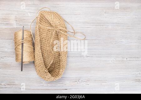 spola di corda di canapa e fondo lavorato a mano di sacchetto su legno tabella con copyspace Foto Stock