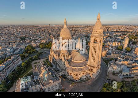 FRANCIA - PARIGI (75) - LA BASILICA DEL SACRO CUORE VISTA DAL NORD. SULLO SFONDO DA SINISTRA A DESTRA, LA TORRE MONTPARNASSE E LA TORRE EIFFEL. Foto Stock
