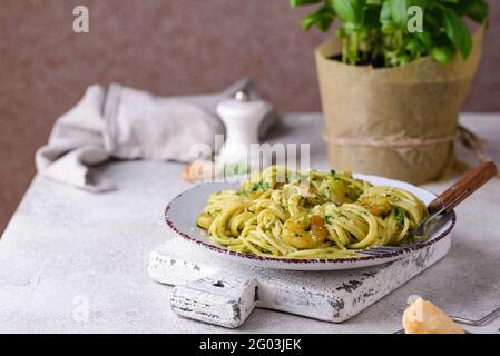Pasta italiana con spinaci e gamberetti Foto Stock