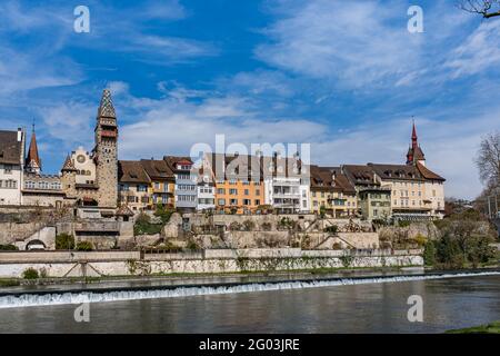 Bremgarten, piccola città con una torre di rilievo al sole nel cantone di Argovia in Svizzera. La torre sul lungofiume di Reuss è stata costruita all'inizio del 1900 e ha Foto Stock