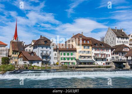 Vista della cittadina di Bremgarten e del fiume Reuss al sole nel Cantone Argovia in Svizzera. Foto Stock