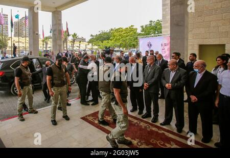 Gaza, Palestina. 31 maggio 2021. Il capo palestinese di Hamas Gaza Yahya al-Sinwar abbraccia il capo del servizio di intelligence egiziano durante un incontro tra il capo dell'intelligence egiziano e i funzionari di Hamas a Gaza. il maggiore generale Abbas Kamel, riunitisi a Gaza, il 31 maggio 2021, kamel è in visita ufficiale in Israele e nei territori palestinesi per dare seguito all'accordo di cessate il fuoco, negoziato dall'Egitto, tra i gruppi armati palestinesi e Israele. Credit: SOPA Images Limited/Alamy Live News Foto Stock