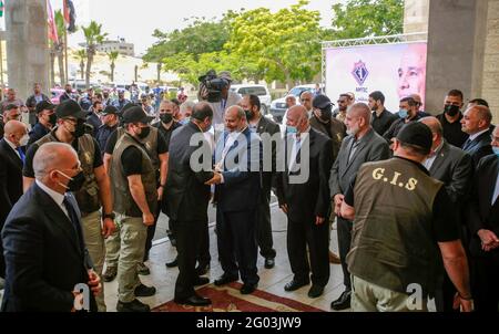 Gaza, Palestina. 31 maggio 2021. Hamas ufficiale Khalil al-Haya (C-R) abbraccia il generale Abbas Kamel (C-L), capo dell'intelligence egiziana durante un incontro tra il capo dell'intelligence egiziana e i funzionari di Hamas nella città di Gaza. il maggiore generale Abbas Kamel, riunitisi a Gaza, il 31 maggio 2021, kamel è in visita ufficiale in Israele e nei territori palestinesi per dare seguito all'accordo di cessate il fuoco, negoziato dall'Egitto, tra i gruppi armati palestinesi e Israele. Credit: SOPA Images Limited/Alamy Live News Foto Stock