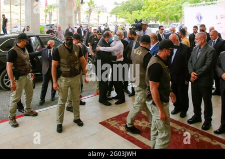 Gaza, Palestina. 31 maggio 2021. Il capo palestinese di Hamas Gaza Yahya al-Sinwar abbraccia il capo del servizio di intelligence egiziano durante un incontro tra il capo dell'intelligence egiziano e i funzionari di Hamas a Gaza. il maggiore generale Abbas Kamel, riunitisi a Gaza, il 31 maggio 2021, kamel è in visita ufficiale in Israele e nei territori palestinesi per dare seguito all'accordo di cessate il fuoco, negoziato dall'Egitto, tra i gruppi armati palestinesi e Israele. Credit: SOPA Images Limited/Alamy Live News Foto Stock