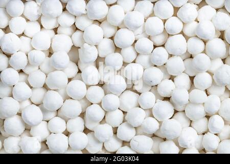 cibo di fondo - molte perle di tapioca grezze da vicino Foto Stock