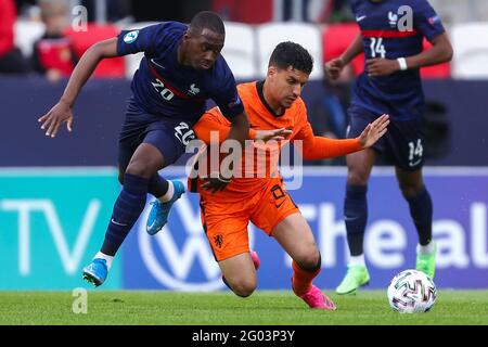 BOEDAPEST, UNGHERIA - MAGGIO 31: Soumare di Francia Boubakary U21 battaglie per il possesso con l'Abderrahman Harroui dei Paesi Bassi U21 durante la partita UEFA European Under-21 Championship Quarter-Finals 2021 tra Olanda U21 e Francia U21 alla Boszik Arena il 31 maggio 2021 a Boedapest, Ungheria (Foto di Istvan Derencsenyi/Orange Pictures) Foto Stock