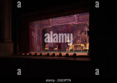 Marionette della Compagnia Carlo colla, sul palco dello storico teatro Gerolamo, fondato nel 1868, a Milano. Foto Stock