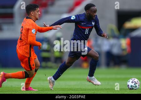 BOEDAPEST, UNGHERIA - MAGGIO 31: Abderrahman Harroui dei Paesi Bassi U21 battaglie per possesso con Jonathan Ikone di Francia U21 durante la partita UEFA 2021 European Under-21 Championship Quarter-Finals tra Olanda U21 e Francia U21 alla Boszik Arena il 31 maggio 2021 a Boedapest, Ungheria (Foto di Istvan Derencsenyi/Orange Pictures) Foto Stock