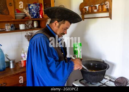 Il rangler ungherese sta preparando un pasto tradizionale del pastore nella puszta, in Hortobagy, Ungheria rurale orientale Foto Stock