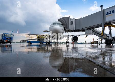 UCRAINA, KIEV, - 28 MAGGIO 2021: Tempo piovoso. Imbarco passeggeri, carico bagagli. Aereo Qatar Airlines sulla pista dell'aeroporto di Boryspil. Airbus A320-232, aereo - A7-AHR. Pioggia sopra le pozzanghere. Foto Stock