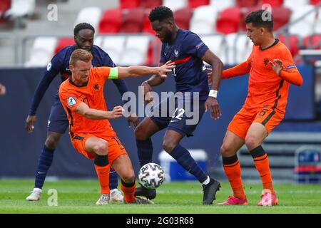 BOEDAPEST, UNGHERIA - MAGGIO 31: Odsonne Edouard di Francia U21 battaglie per possesso con Dani de WIT dei Paesi Bassi U21 e Abderrahman Harroui dei Paesi Bassi U21 durante la partita di quarti di finale del Campionato europeo UEFA under-21 2021 tra U21 Paesi Bassi e U21 Francia alla Boszik Arena il 31 maggio 2021 a Boedaps, Ungheria (Foto di Istvan Derencsenyi/Orange Pictures) Foto Stock