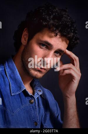 Roma, Italia. 31 maggio 2021. L'attore italiano Raoul Bova, fotografato in studio all'età di 22 anni. Roma (Italia), anno 1993. Sarà il nuovo Don Matteo al posto dell'attore Terence Hill nella serie televisiva italiana.31 maggio 2021 Credit: dpa/Alamy Live News Foto Stock