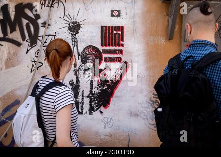 Mosca, Russia. 25 Maggio 2021 i giovani guardano i graffiti sulle pareti dell'edificio del Centro d'Arte Contemporanea Vinzavod di Mosca, Russia Foto Stock