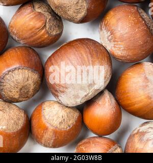 cibo quadrato di fondo - nocciole intere primo piano Foto Stock