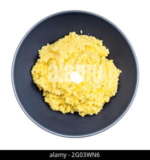 vista dall'alto del porridge buttered dal miglio di proso in grigio ciotola isolata su sfondo bianco Foto Stock