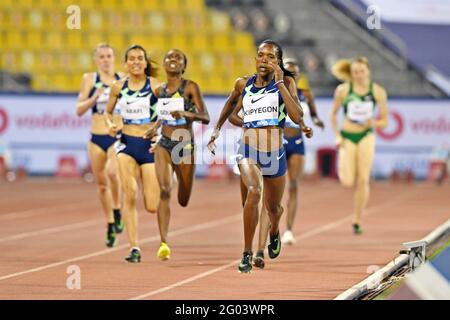 Faith Kipyegon (KEN) vince i 800 metri delle donne in 1:58.26 durante il meeting della World Athletics Doha Diamond League allo stadio Suhaim Bin Hamad di Doha, Qata Foto Stock