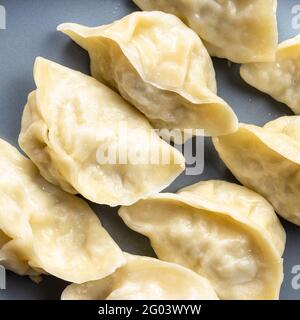 vista dall'alto dei gnocchi bolliti sulla piastra grigia da vicino Foto Stock