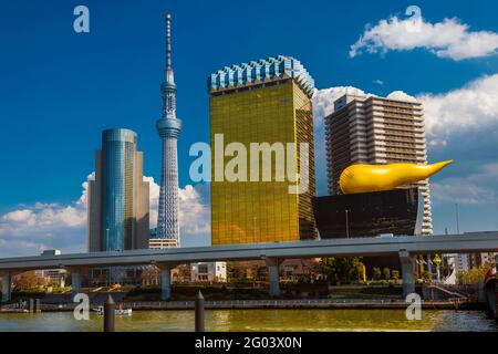 Vista del quartiere di Sumida con l'iconica birreria Asahi Edifici e Skytree Tower Foto Stock