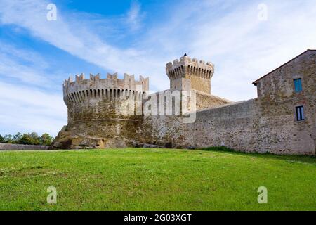 La città etrusca di Populonia conosciuta per le necropoli, le antiche rovine, il castello e il mare Foto Stock