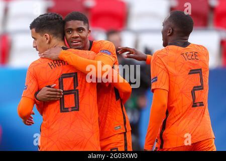 BOEDAPEST, UNGHERIA - MAGGIO 31: Myron Boadu dei Paesi Bassi U21 festeggia dopo aver segnato il suo primo gol al fianco con Abderrahman Harroui dei Paesi Bassi U21 e Jordan Teze dei Paesi Bassi U21 durante la partita di quarti di finale del Campionato europeo UEFA Under-21 2021 tra i Paesi Bassi U21 e la Francia U21 alla Boszik Arena il 31 maggio, 2021 a Boedapest, Ungheria (foto di Istvan Derencsenyi/Orange Pictures) Foto Stock