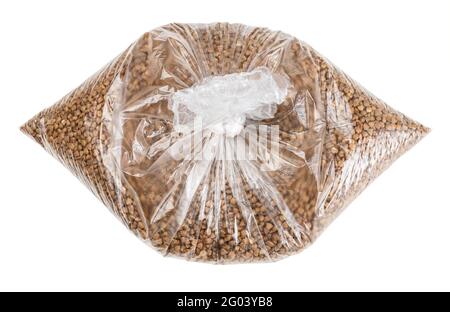 semole marroni di grano saraceno in sacchetto di plastica legato isolato su bianco sfondo Foto Stock