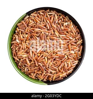 vista dall'alto del riso rosso crudo in una ciotola rotonda isolata su sfondo bianco Foto Stock