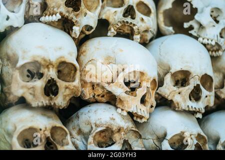 Ossa e teschi umani. Fila di teschi. Collezione di teschi in catacombe. Simbolo della morte Foto Stock
