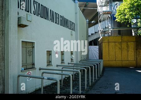 Lo stadio comunale di Grünwalder Straße, costruito nel 1911, oggi è utilizzato dal TSV 1860 München, la seconda squadra del FC Bayern München. Foto Stock